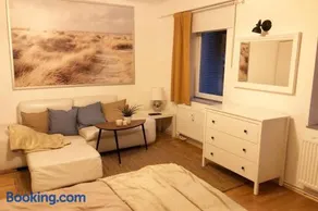 Gemütliche sanierte 1 Zimmer Wohnung mit privatem Parkplatz im Zentrum - Image 2