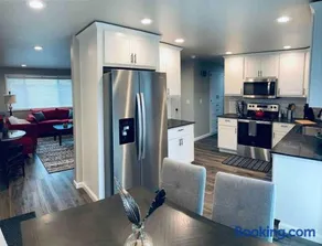 Beautiful, well-stocked home - sleeps 7! - Image 2