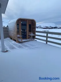 Cozy Modern Cottage Hot Tub & Sauna - Image 3