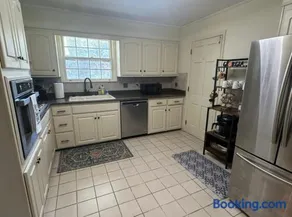 Walk to Masters! Spacious & Modern 4bd Home - Image 4