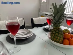 Cosy Cheerful 2 Bedrooms Near Piccadilly, Etihad Stadium Sleeps up to 5 - Image 2