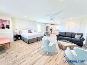 301 King Suite, 3rd Floor Barefoot - Image 2