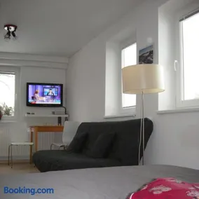 Apartment Red Tree - Image 2