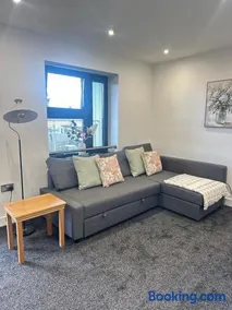 Newly refurbished 2-bedroom apartment with balcony & Free Parking - Image 5