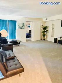 Beach Gate 1 bd apt wPool and parking walk to everything Live AC - Image 2