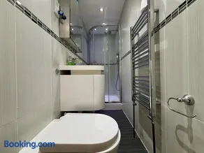 Spacious 5-Bedroom House in Ascot - Image 2