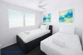 Surf Chalet Luxe Beachside Apartment Alex Headland - Image 4