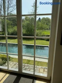 Maison avec piscine dans un environnement idyllique - Image 4