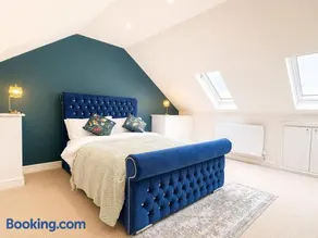The Racecourse - 3BR Townhouse, Heart of Town, Garden Patio, Sleeps 6 - Image 2