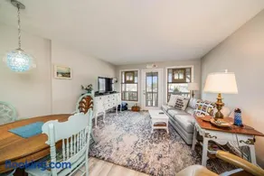 Cozy Renovated Condo - Walk to Town & Beach! - Image 3