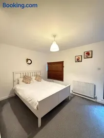 Muirhouse 2BR Apartment with Free Parking - Image 4