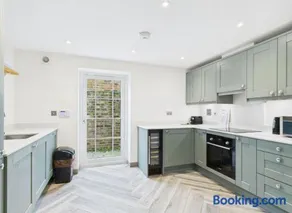 Elegant 3-Bed Near Station, Pantiles & Calverley - Image 5