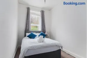 3 bedrooms bungalow, sleeps 6, free parking with garden - Image 2