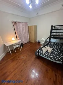 Comfortable Family Room in Central Location - EW1 - Image 1