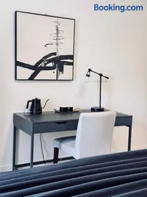 Modern King Room Private Ensuite Vancouver West - Image 3