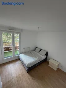 Modern 2BR Train, Versailles, Paris - Image 1