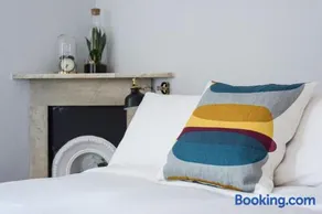 Bright 1 Bedroom Flat Minutes from the Beach and Trains - Image 4