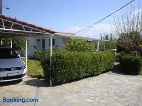 Three Bedroom Country House - Image 2