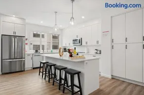 Spacious 3 story townhome with a 2 car garage AC king bed and a great location near Banff - Image 3