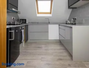 One Bed Flat Close to Station & River FREE PARKING - Image 3