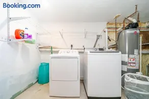 Bright 3BR Quincy Townhouse w Laundry, Bathtub & Near Red Line 41 - Image 5