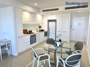 Serenity Peary - Executive 1brm at Darwin Waterfront with Sea Views - Image 2