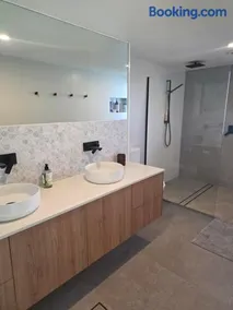 Large apartment in Kingston - Image 3