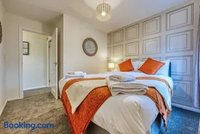 Dudley-5 beds-Contractors-parking-long stay! - Image 3