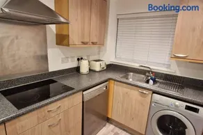 Greenhithe Cosy Apartment, Netflix and Sport Channels - Image 4