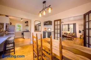 Downtown Lawrence University - Edge of Campus Perfect for Families - Image 1