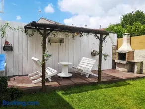 Charming House in Esteiro with Garden and Terraces - Image 3