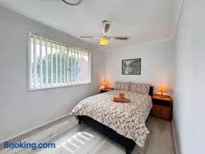 5 Bedroom Family and Group House Sleeps 10 Glenmore Park Blue Mountains Access - Image 3