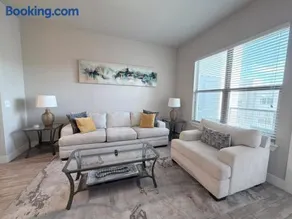 In The Heart Of Dallas with Pool View! Free Parking! Spacious! - Image 1