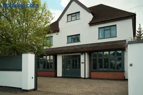 Modern Spacious House - Sleeps 16, Free Parking, Sun Terrace - Image 2