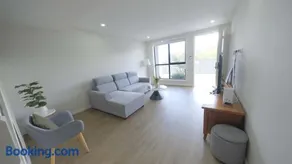 Modern 4 Bedroom House in Box Hill - Image 2