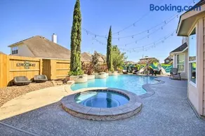 Serene 4BR Lux Home w Heated Spa Pool Massage Chair - Image 3
