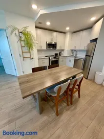 CONVENIENT SPACIOUS BRIGHT NEW MODERN PENTHOUSE 3BR2BA BALCONY APt - Image 2