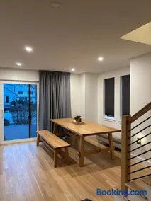 Modern bedroom in Weymouth with private bath - Image 4