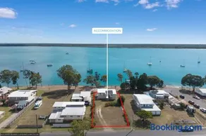 Bazza's Beach House / Absolute Beachfront - Image 1