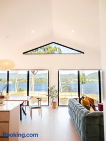Luxurious Waterfront home in the North of Hobart - Image 2