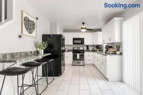 Fly In Style Charming Townhome 6 Mins from RIC - Image 2
