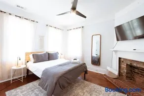 Modern 3BDR Retreat with Backyard Starland District - Image 1