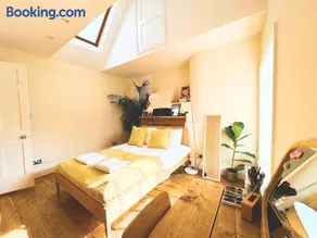 Luxurious Amberley House I Near Goodwood Events I With Garden & Parking - Image 5