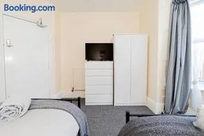 Shirley House 5, Guest House, Self Catering, Self Check in with smart locks, use of Fully Equipped Kitchen, close to City Centre, Ideal for Longer Stays and Fawley contractors - Image 5