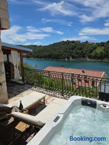 Apartments Mali Dvor Novigrad - Image 1