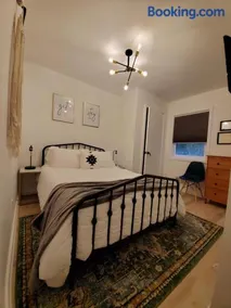 Modern Pine Tree Chalet with HOT TUB, Outdoor TV, VIEWS, Games & POOL 5 mins away!! - Image 3
