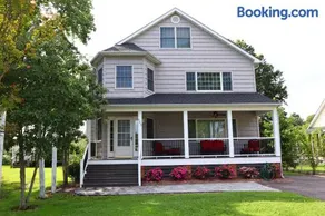 River Gem: Spacious 4 Bdrm Beach House 2 Blocks to Beach - Image 1