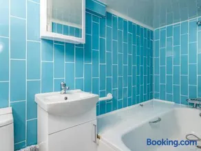 "FurnishedRentals Direct" WiggenHouse Stylish 3 Bedroom house Sleeps 8 with Free Off-Street Parking for 1 Car or Van, 2 Bathrooms, near to Watford High Street and Watford Football Stadium, Suitable for visiting Harry Potter Warner Bros Studio and London - Image 4