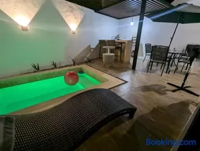 Preciosa Casa en Mérida, 2 Habitaciones, Excelente Ubicación, AC, Alberca, Asador y Estacionamiento - Image 1