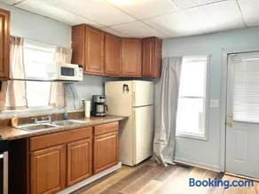 Private Room-Queen Bed-Shared Living Spaces - Image 3